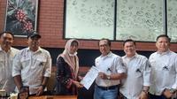 Ketua JKOJ Jatim  Bambang Agus Hendroyono dan Kepala UPT Laboratorium Pelatihan dan Pengembangan Kesenian Disbudpar Jatim, Efie Widjajanti di Surabaya. (Dian Kurniawan/Liputan6.com)