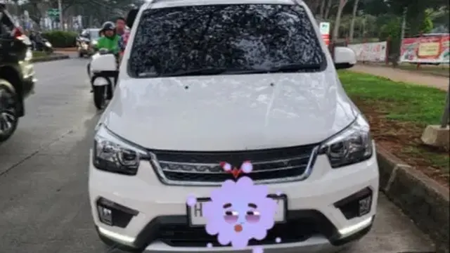 Mitsubishi Xpandernya Kena Sundul, Wanita Ini Malah Kagum ke Mobil yang Nabrak (TikTok @babyviorr)
