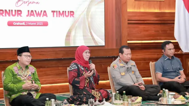 Khofifah saat pertemuan dengan keluarga korban tragedi Kanjuruhan. (Dian Kurniawan/Liputan6.com)