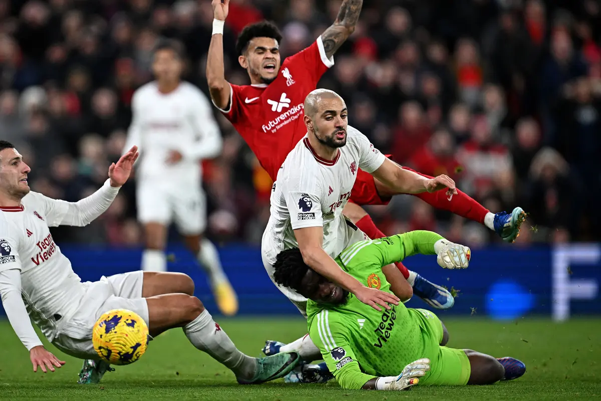 Foto: Solid dan Disiplinnya Pertahanan MU Meski Berulang Kali Digempur Pemain Liverpool pada Laga Panas di Liga Inggris