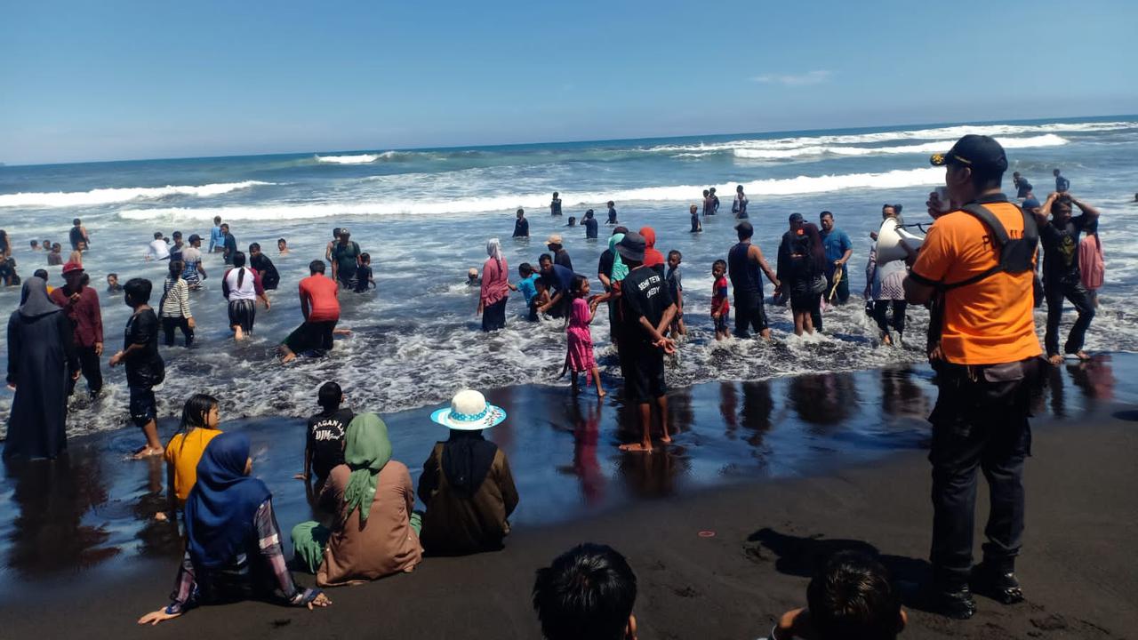 Proses evakuasi wisatawan terseret ombak di pantai Mbah Drajid Lumajang (Istimewa)