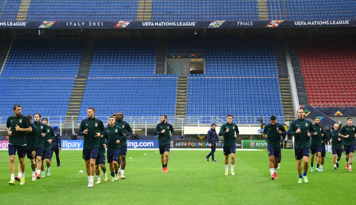 Para pemain Italia berlari selama sesi latihan jelang pertandingan semifinal UEFA Nations League melawan Spanyol di Stadion San Siro, Milan, Italia, 5 Oktober 2021. Italia akan menghadapi Spanyol pada semifinal UEFA Nations League. (FRANCK FIFE/AFP)