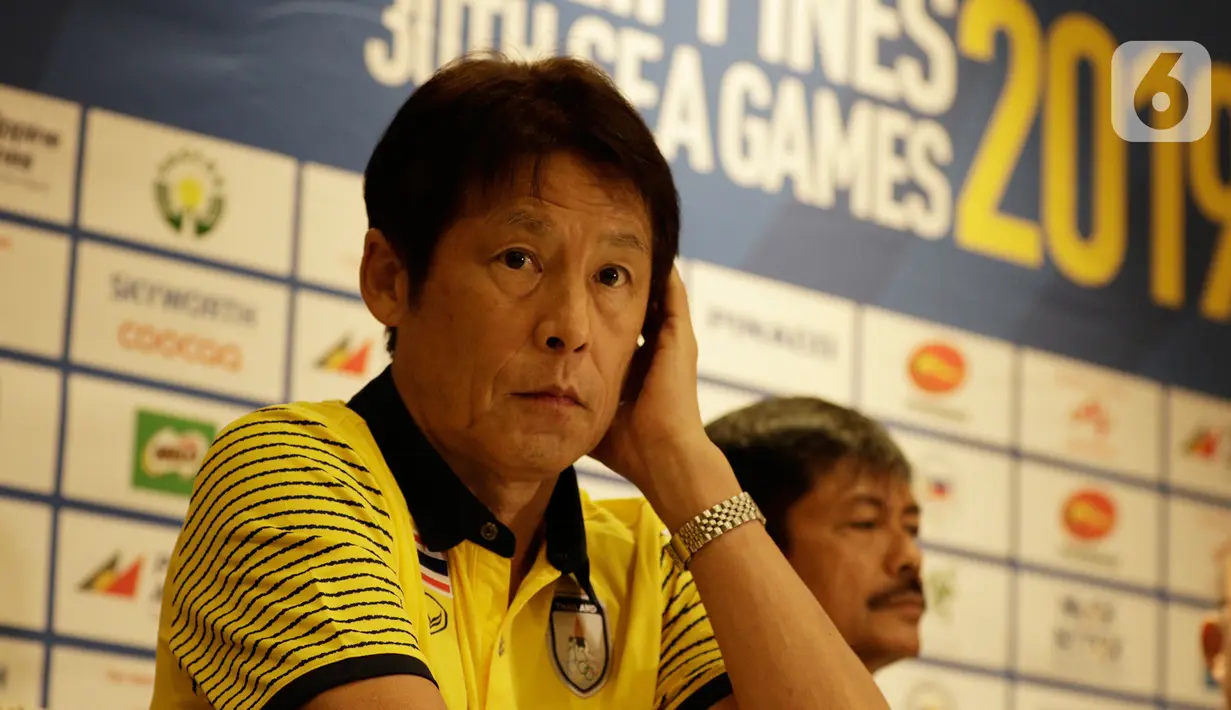 Pelatih Timnas Thailand U-22, Akira Nishino, saat menggelar jumpa pers di Hotel Century Park, Manila, Minggu (24/11/2019). Cabang sepak bola SEA Games 2019 akan mulai bertanding Senin (25/11) esok. (Bola.com/M Iqbal Ichsan)