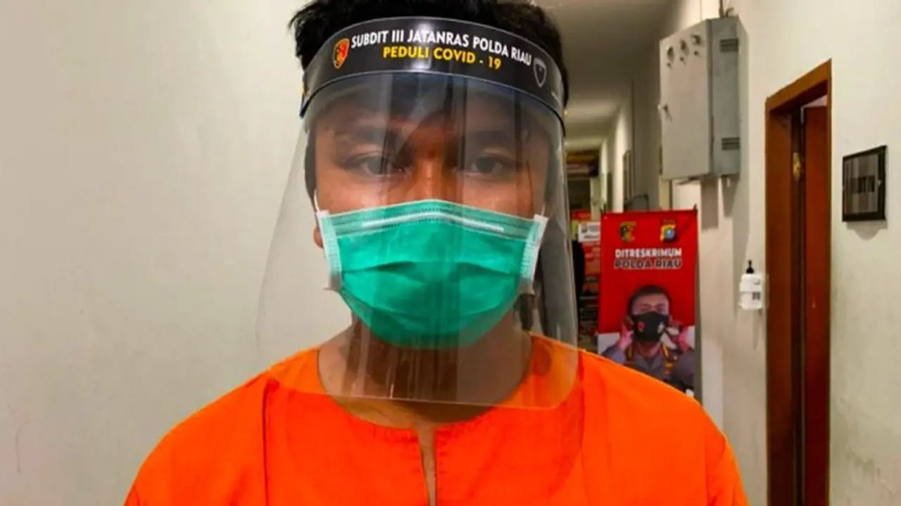 Perlaku perusakan mobil polisi yang ternyata mekanik alat berat memakai jas almamater perguruan tinggi saat demonstrasi Omnibus Law.