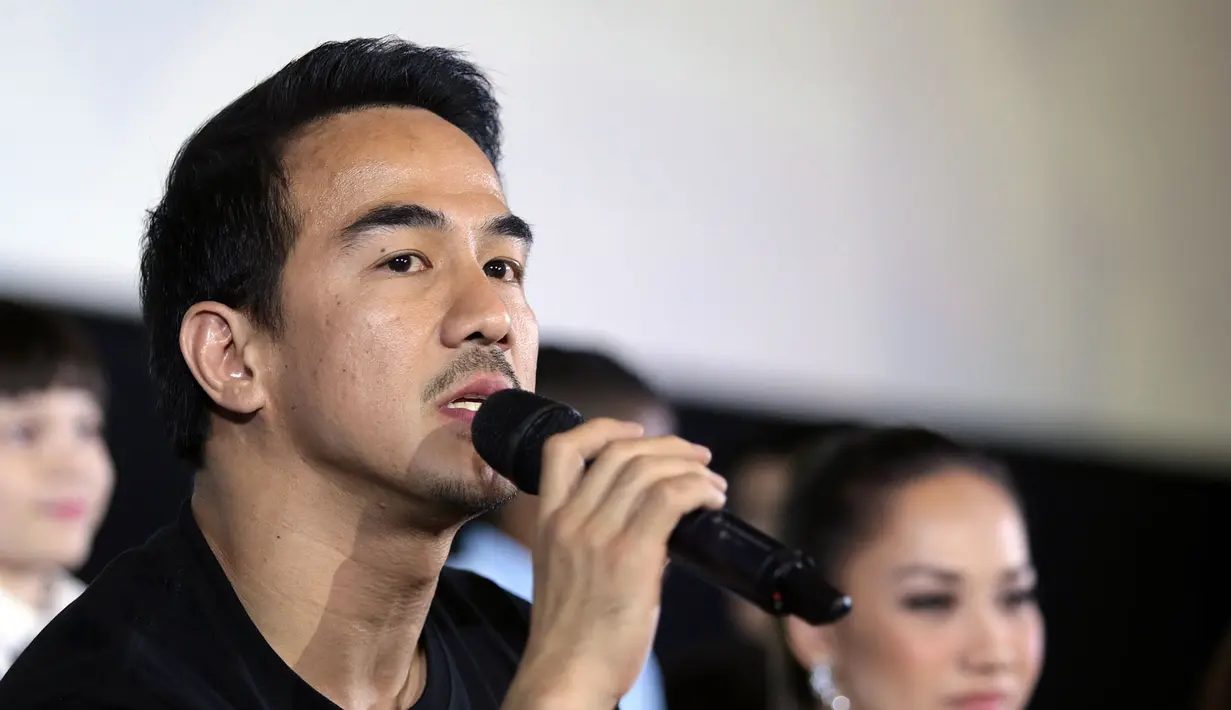 Joe Taslim yang dikenal sebagai aktor laga, tidak terlihat dalam film ini. Dalam film ini, ia menjadi sosok yang lembut, tidak seperti biasanya akting sebagai jagoan. Memerankan Martin, seorang dokter jantung yang melankolis. (Deki Prayoga/Bintang.com)