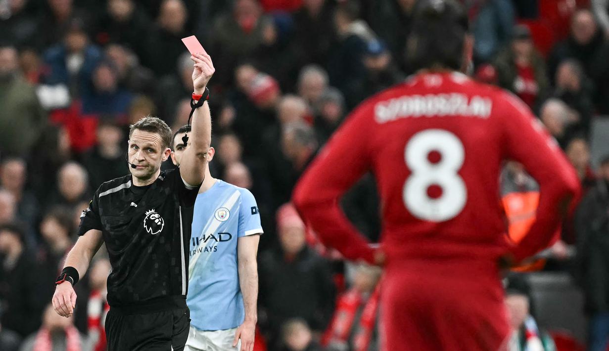 Pemain Liverpool, Dominik Szoboszlai, mendapat kartu merah setelah menarik baju pemain Manchester City, Erling Haaland, pada laga Liga Inggris di Stadion Anfield, Senin (9/2/2026) dini hari WIB. (AFP/Paul Ellis)