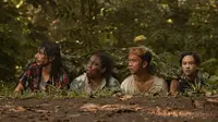 Abimana Aryasatya, Arie Kriting, Kristo Immanuel, dan Lutesha dalam film The Big 4. (Foto: Netflix)