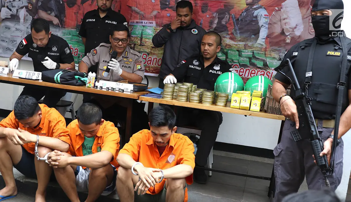 Kabid Humas Polda Metro Jaya Kombes Argo Yuwono (tengah) menunjukkan tersangka jual beli narkoba liquid vape di Jakarta, Kamis (25/10). Subdit I Ditresnarkoba Polda Metro Jaya menangkap tiga pria berinisial ER, AG, dan TM. (Liputan6.com/Immanuel Antonius)