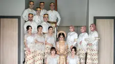 Potret kebersamaan Nia LIDA bareng bridesmaids dan groomsmennya. Sahabat Nia LIDA ini memukau dengan kain khas Makassar yang merupakan seragam bridesmaid dan groomsmen. Busana bridesmaid dan groomsmen Nia LIDA ini unik karena tidak memakai jas dan kebaya. Beberapa diantara bridesmaid dan groomsmen Nia adalah Aulia LIDA, Rara LIDA hingga Gunawan LIDA. (Liputan6.com/IG/@gunawan.lida2020)