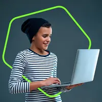 Ilustrasi anak yang sedang berselancar di internet yang sudah aman bagi anak seusianya. Credits: Rilis resmi Kaspersky