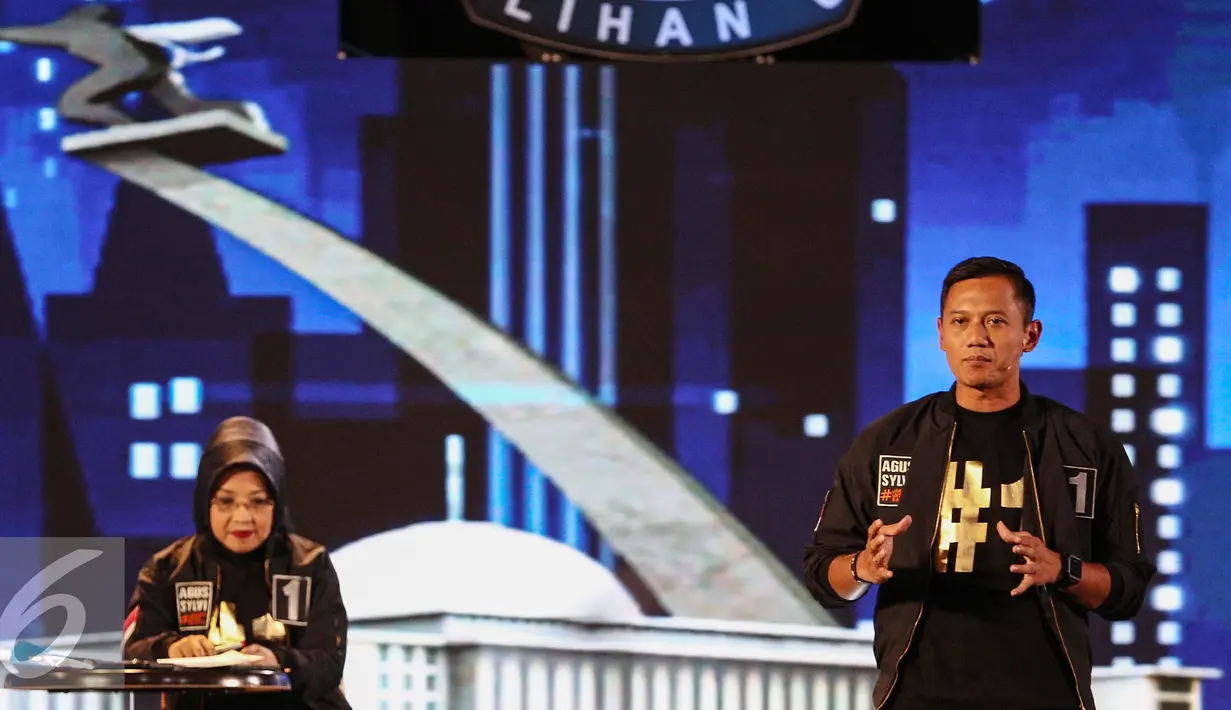 Cagub DKI Jakarta nomor 1 Agus Harimurti Yudhoyono menjawab pertanyaan dari pasanganya lawannya saat debat kedua Cagub DKI-Jakarta, Jumat (27/1). (Liputan6.com/Faizal Fanani)