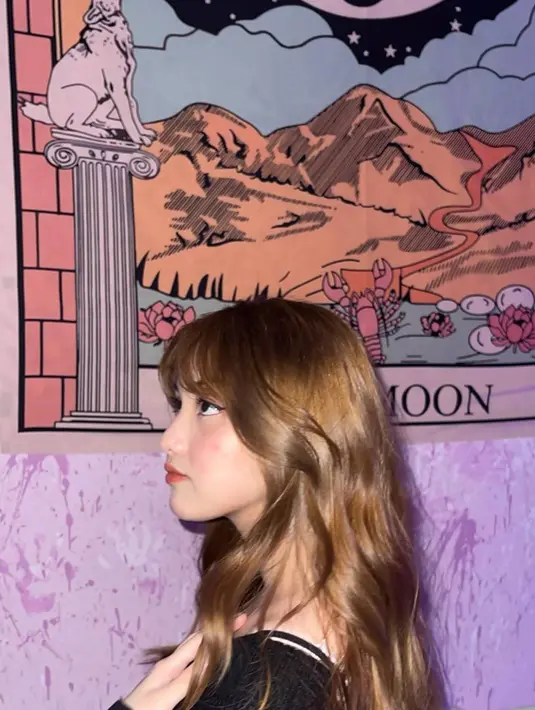 Selain dunia akting, ia pun kini rambah dunia musik. Ia tergabung dalam grup vokal Girls Girls bersama dengan Amanda Caesa, Chintya Gabriella, dan Fay Nabila. Grup vokal ini baru saja terbentuk pada tahun 2021. (Liputan6.com/IG/@aisyahaqilahh)