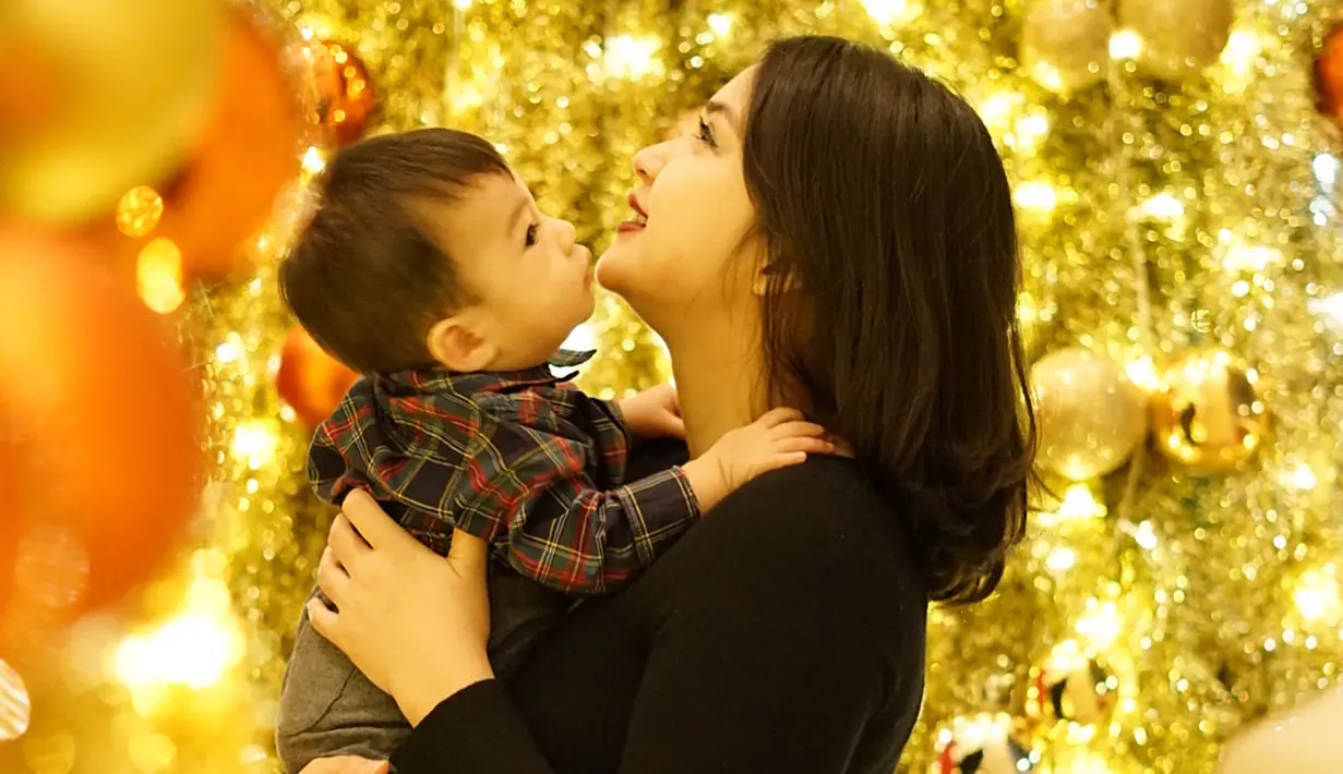 Sibuk dengan urusan anak sepertinya tidak membuat Putri Titian lupa untuk merawat diri dan penampilannya. Putri tetap memerhatikan soal penampilan dan gaya berbusananya agar selalu terlihat memesona. (Instagram/putrititian)