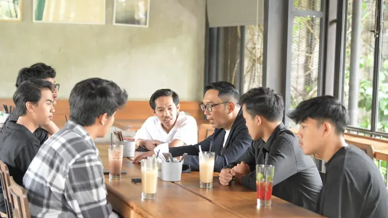 6 Potret Pertemuan Ridwan Kamil dan Pandawara Group, Makan Bareng hingga ke Salon
