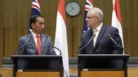 Presiden Joko Widodo (kiri) dan PM Australia Scott Morrison memberikan keterangan bersama di Gedung Parlemen di Canberra, Senin, (10/2/2020). Kedua pemimpin mengadakan pertemuan empat mata yang membahas berbagai hal. (AP Photo/Rick Rycroft)
