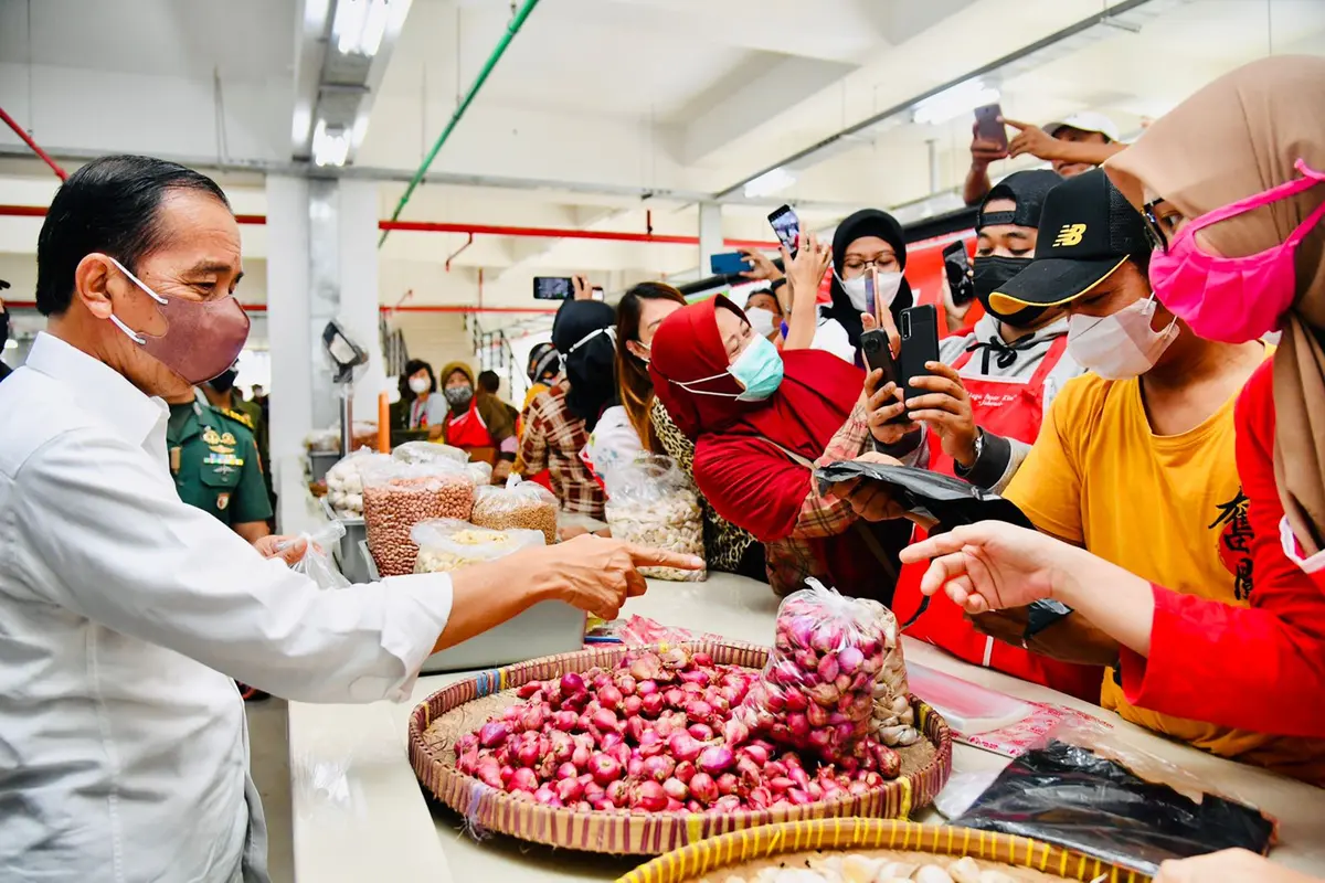 Presiden Joko Widodo atau Jokowi meresmikan Pasar Johar di Kota Semarang, Jawa Tengah, Rabu (5/1/2022).
