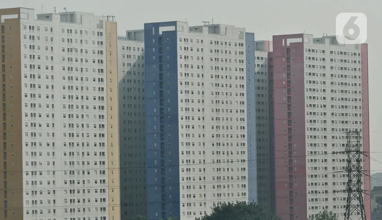 Deretan gedung hunian vertikal di Jakarta, Minggu (15/12/2019). Kementerian Pekerjaan Umum dan Perumahan Rakyat (PUPR) berencana menyiapkan hunian berbiaya murah di pusat kota bagi kaum milenial dengan konsep berupa bangunan vertikal. (merdeka.com/Iqbal Nugroho)