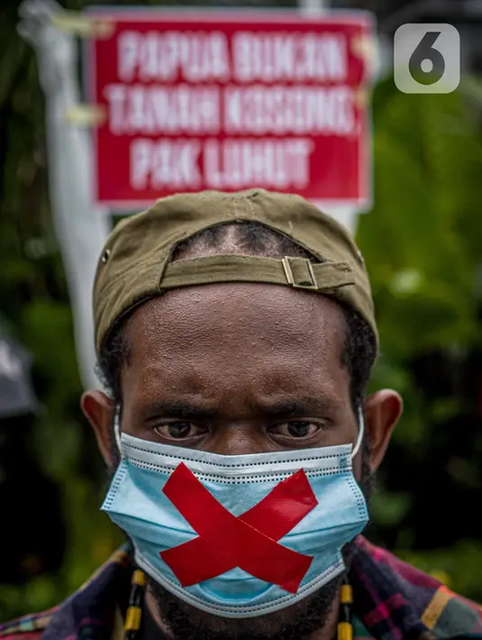 Aktivis membawa manekin dengan poster saat menggelar aksi di depan Polda Metro Jaya, Senin (21/3/2022). Aksi tersebut bentuk dukungan terhadap Haris Azhar dan Fatia Maulidiyanti saat menjalani pemeriksaan terkait kasus dugaan pencemaran nama baik Luhut Binsar Pandjaitan. (Liputan6.com/Faizal Fanani)