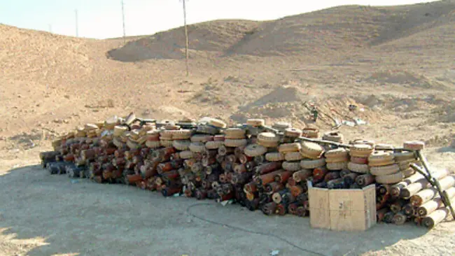 Ilustrasi temuan ranjau anti-tank di Rawah. (Sumber Wikimedia Commons/US Marine Corps)