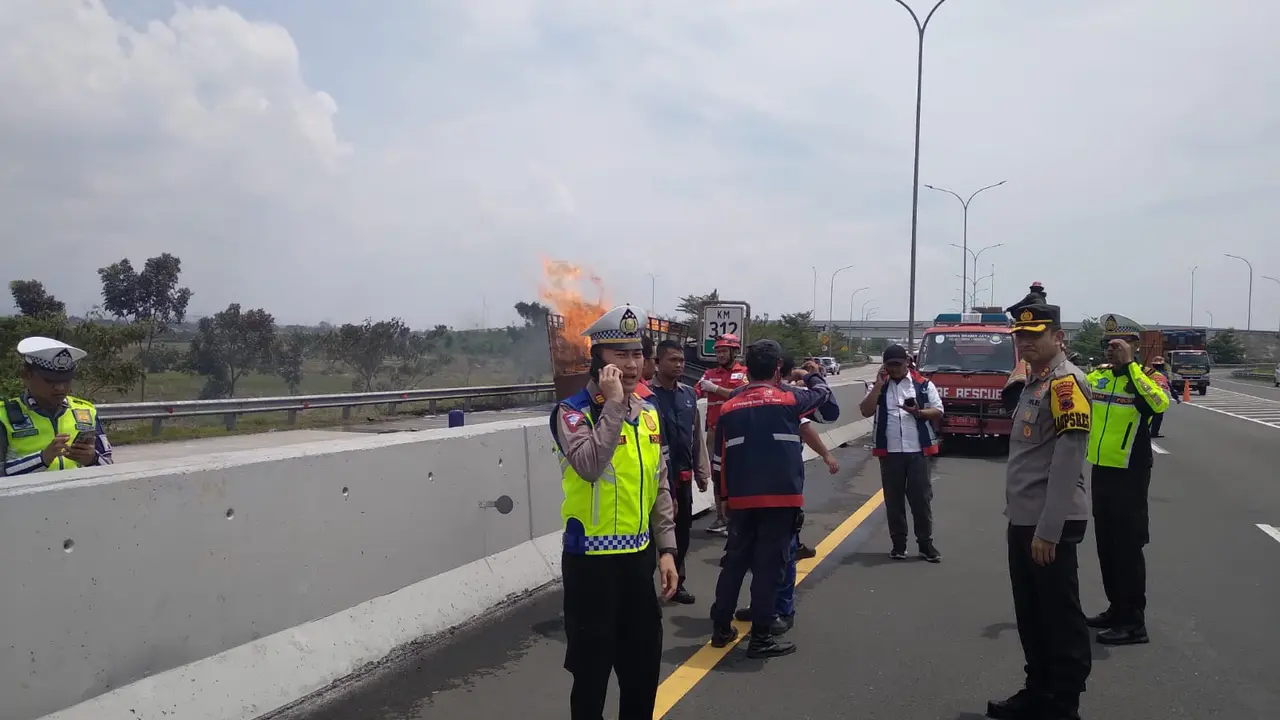Kecelakaan di tol Pemalang, Jawa Tengah menyebabkan tiga orang meninggal dunia. (Foto: Liputan6.com/Humas Polres Pemalang)