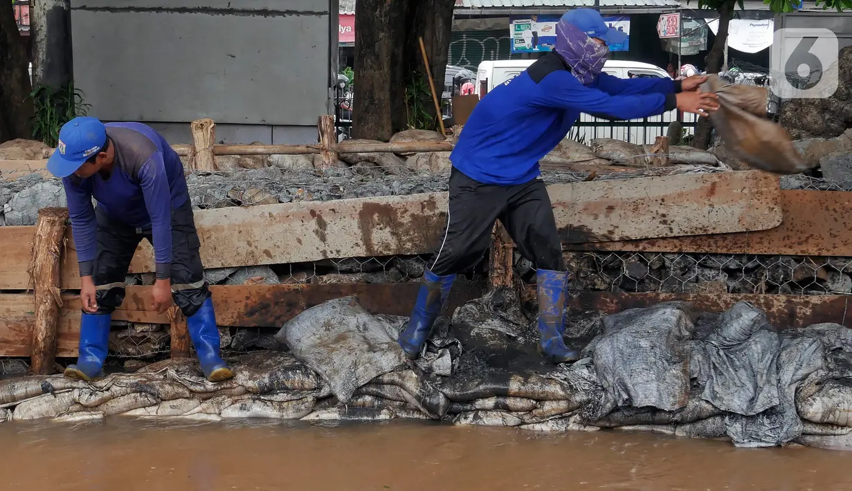 Sejumlah pekerja mengerjakan perbaikan turap Kali Baru, Jakarta, Selasa (16/11/2021). Perbaikan turap sebagai antisipasi meluapnya aliran air yang menyebabkan banjir di kawasan tersebut. (Liputan6.com/Johan Tallo)