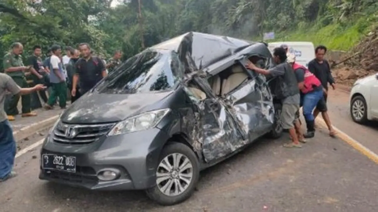 Mobil tertimpa batu