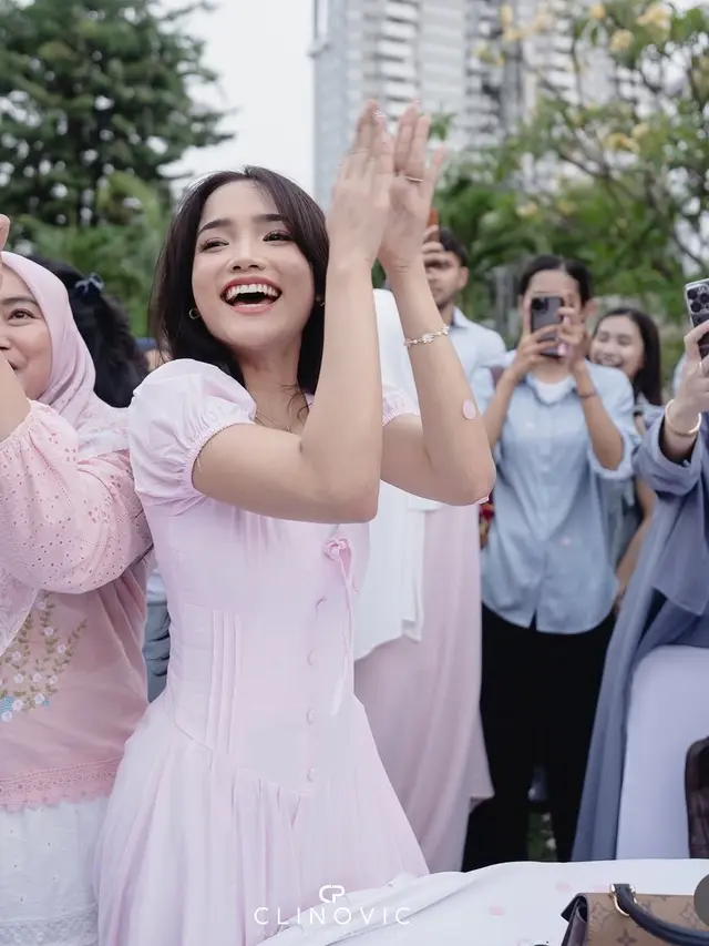 Fuji An pakai baju pink saat Gender Reveal dan Tujuh Bulanan Kakaknya. [@clinovic_photography]