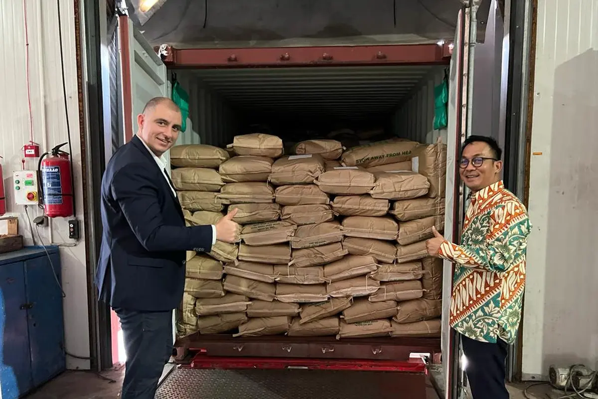 Dubes Iwan Bogananta Sambut Kontainer Perdana Tepung Kelapa Indonesia Masuk Bulgaria