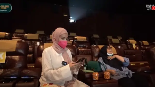 Zaskia Sungkar dan karyawannya