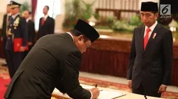 Komjen Syafruddin melakukan penandatanganan saat dilantik menjadi Menteri Pendayagunaan Aparatur Negara dan Reformasi Birokrasi (PANRB) oleh Presiden Joko Widodo atau Jokowi di Istana Negara, Jakarta, Rabu (15/8). (Liputan6/HO/Pian)