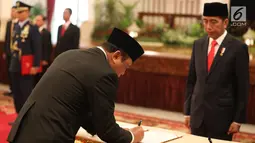 Komjen Syafruddin melakukan penandatanganan saat dilantik menjadi Menteri Pendayagunaan Aparatur Negara dan Reformasi Birokrasi (PANRB) oleh Presiden Joko Widodo atau Jokowi di Istana Negara, Jakarta, Rabu (15/8). (Liputan6/HO/Pian)
