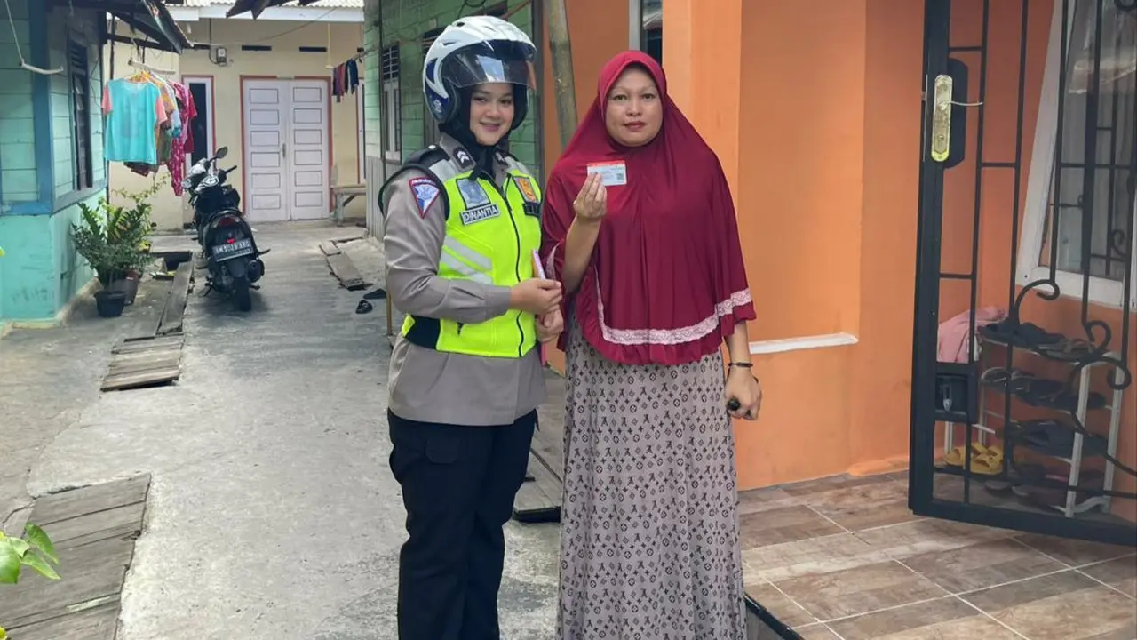 Polwan Sat Lantas Polresta Pekanbaru mengantarkan SIM langsung ke rumah warga.