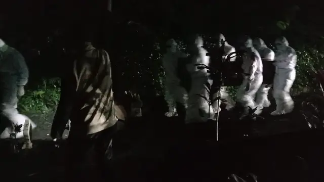 Viral Tim Pemulasaraan Jenazah Covid-19 di Temanggung Dibantu oleh Sosok Misterius. (Sumber: Twitter/9itmr)
