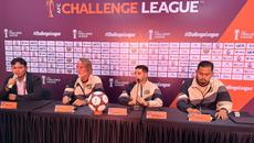 Jan Olde Riekerink dan Alexis Messidoro mengikuti sesi konferensi pers jelang leg kedua babak perempat final AFC Challenge League 2025/2026 di ruang konferensi pers Indomilk Arena, Rabu (11/3/2026). (Dok. Dewa United)