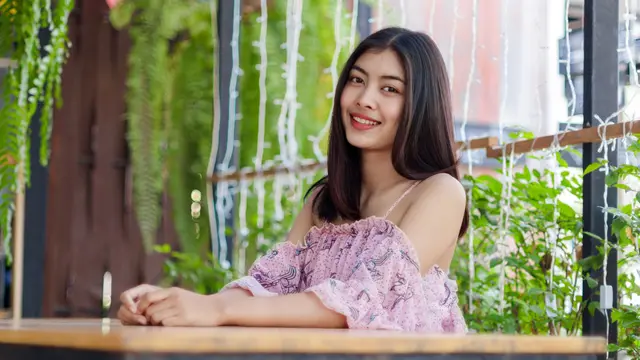 tersenyum bahagia manis cantik santai