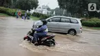 Kendaraan bermotor melintasi genangan air di Jalan Medan Merdeka Barat, Jakarta, Kamis (24/1/2020). Hujan deras yang mengguyur Jakarta sejak pagi tadi mengakibatkan genangan air di Jalan Medan Merdeka Barat. (Liputan6.com/Faizal Fanani)