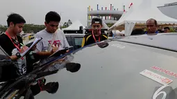 Dewan juri sedang memperhatikan sebuah mobil yang ikut perlombaan kontest modifikasi mobil Automodfest 2014, Jakarta, Minggu (9/11/2014) (Liputan6.com/Andrian M Tunay)