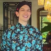 Sebagai anak blasteran, selebriti yang sudah mengawali karier sejak belia ini justru begitu memancarkan aura pria Jawa. Bahkan, di kolom komentar ada yang menyebutnya sebagai "A Javanese Prince". (Liputan6.com/IG/@dimasbeck)