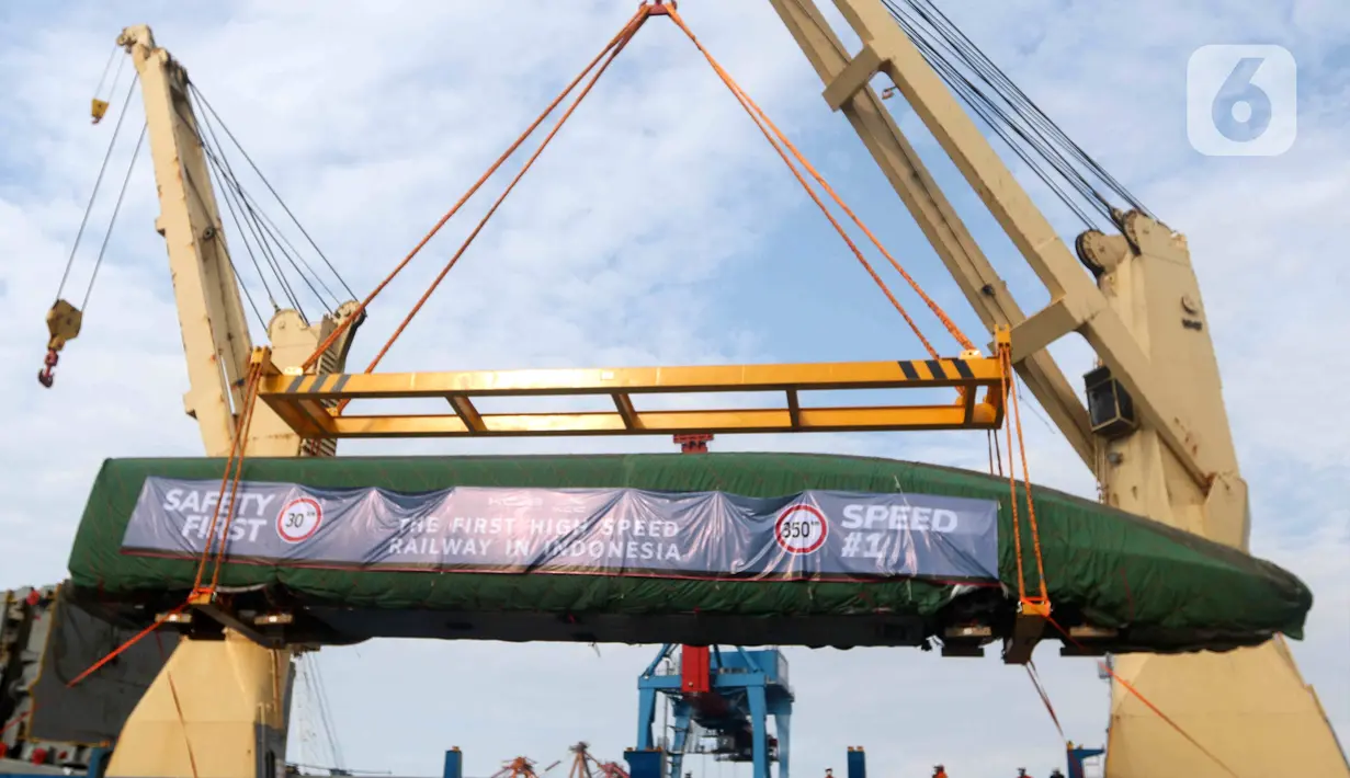 Rangkaian kereta cepat diturunkan menggunakan alat berat di Pelabuhan Tanjung Priok, Jakarta Utara, Jumat (2/9/2022). Rangkaian kereta cepat yang telah tiba terdiri atas satu rangkaian kereta inspeksi dan satu rangkaian kereta cepat KCIC400AF untuk penumpang. (Liputan6.com/Herman Zakharia)