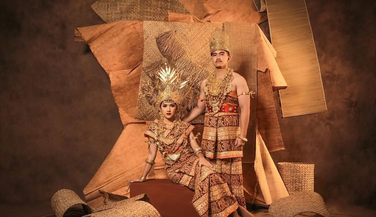 Selain adat Bali, Kaesang Pangarep dan Erina Gudono juga memakai pakaian khas Lampung Pesisir. Unik ya. (Foto: Instagram/@kaesangp)