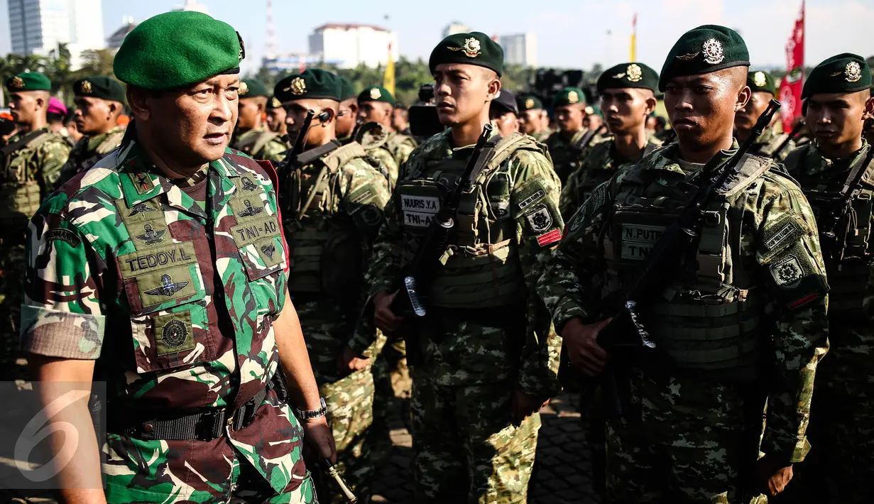 Pangdam Jaya Teddy Lhaksmana memeriksa pasukan usai upacara gelar pasukan di Jakarta, Kamis (28/7). Sebanyak 10.150 personel TNI dikerahkan untuk pengamanan KTT Luar Biasa World Islamic Economic Forum (WIEF) ke-12 di Jakarta. (Liputan6.com/Faizal Fanani)