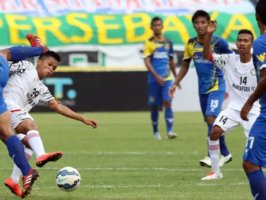 Pesepakbola Martapura FC, Syaifullah Nazar (kedua kiri) berebut bola dengan Absor Fauzi (Persiba) di lanjutan Piala Presiden 2015 di Stadion Si Jalak Harupat, Bandung, Minggu (9/6/2015). Martapura kalah 2-3 dari Persiba. (Liputan6.com/Helmi Fithriansyah)