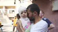 Salah satu orang tua menangis karena tak bisa ikut anaknya yang sakit evakuasi medis ke luar Gaza, Kamis (27/6/2024). (AP)