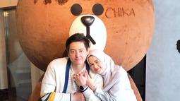 Cut Meyriska dan Roger Danuarta makin sering tampil mesra dalam berbagai kesempatan. Keduanya nampak berbahagia saat liburan bersama. Pasangan ini selalu nampak romantis di tiap momennya. (Liputan6.com/IG/@cutratumeyriska)