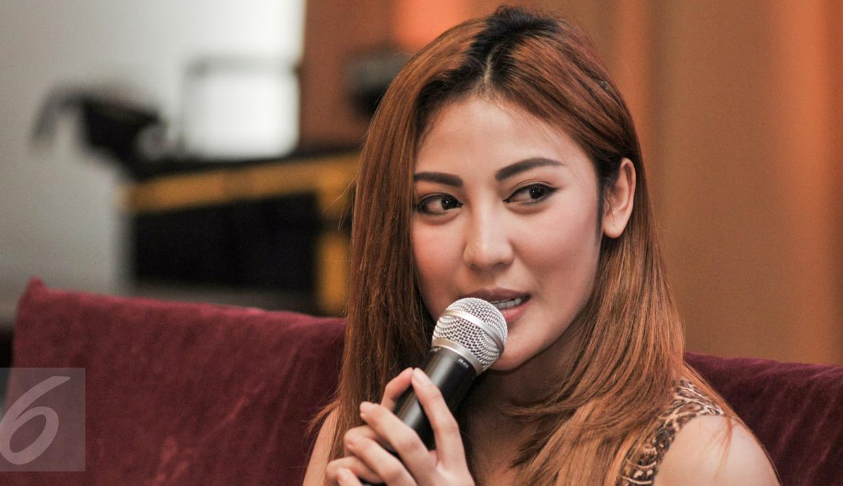 Resti Wulandari menjawab pertanyaan wartawan seputar perannya di film 'Generasi Kocak 90an vs Komika, Jakarta, (24/1). Rumah produksi K2K Picture menghadirkan film komedi yang menampilkan deretan pelawak senior dan komika. (Liputan6.com/Yoppy Renato)