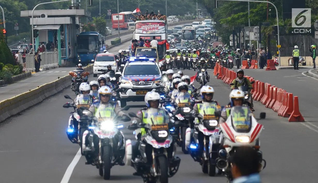 Arak-arakan Timnas Indonesia U-22 usai menjuarai Piala AFF U-22 2019 melintasi Jalan MH Thamrin, Jakarta, Kamis (29/2). Timnas U-22 Indonesia diarak menuju Istana Merdeka menemui undangan Presiden Joko Widodo atau Jokowi. (merdeka.com/Imam Bukhori)