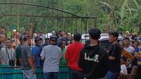 Puluhan warga saat mendatangi rumah singgah diduga dijadikan tempat ibadah tanpa izin resmi di Desa Tangkil, Kecamatan Cidahu, Kabupaten Sukabumi. (Liputan6.com/Istimewa).