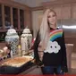 Paris Hilton dalam program Cooking With Paris. foto: Youtube 'Paris Hilton'