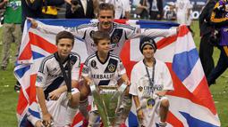 David Beckham. Gelandang Inggris yang kini berusia 47 tahun yang bersinar bersama Manchester United dan Real Madrid, dan telah pensiun pada Juli 2013 bersama PSG ini pernah berlaga di MLS selama 6 tahun mulai 2007 hingga 2012 saat memperkuat LA Galaxy. Ia total tampil dalam 124 laga bersama LA Galaxy dengan mencetak total 20 gol dan 42 assist dalam 124 laga. Ia berhasil menyabet 3 gelar juara liga dan 2 piala MLS. Kini ia menjadi pemilik klub Inter Miami di MLS. (AFP/Getty Images/Victor Decolongan)