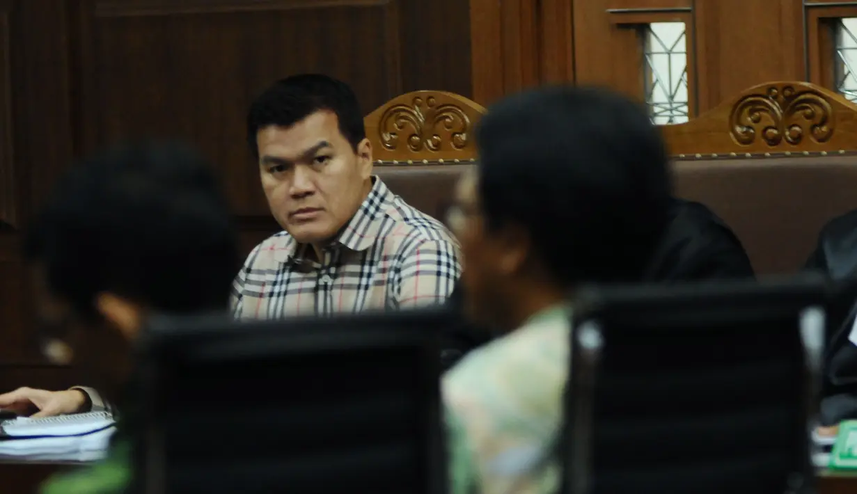 Terdakwa korupsi e-KTP Andi Agustinus alias Andi Narogong menyimak keterangan saksi pada sidang lanjutan di Pengadilan Tipikor Jakarta, Senin (23/10). Sidang ini batal menghadirkan Anas Urbaningrum dikarenakan sakit. (Liputan6.com/Helmi Fithriansyah)